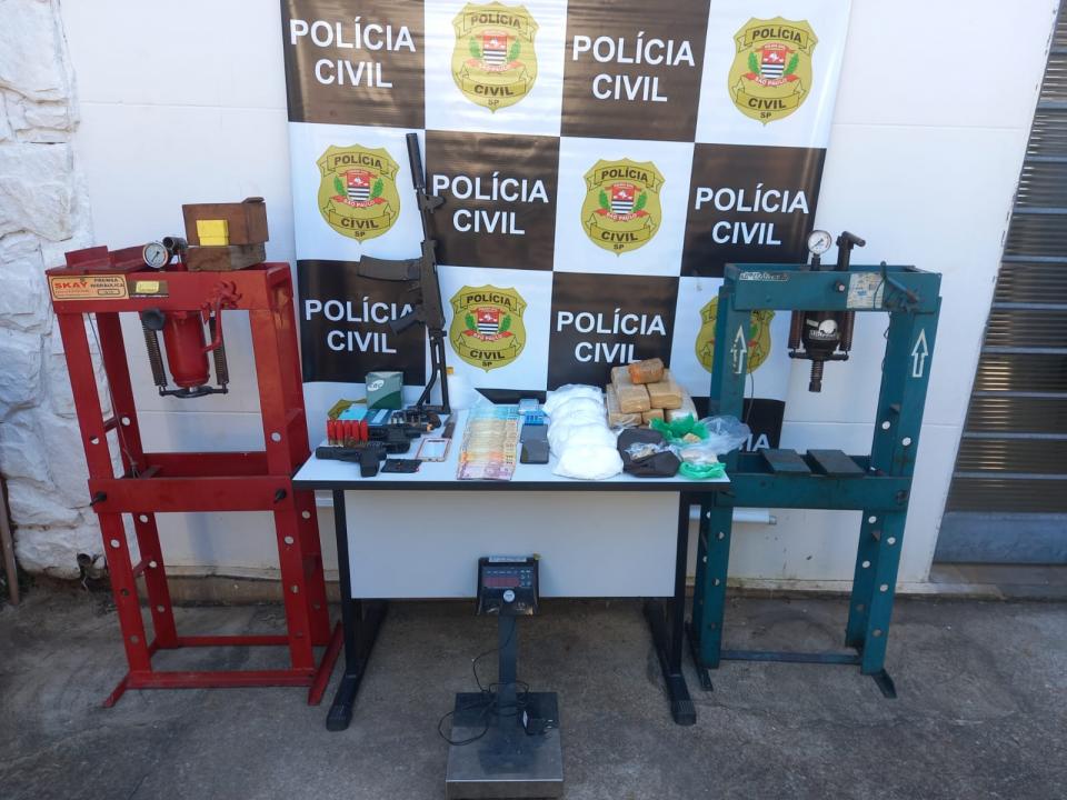 Foto 2 de 3 — DISE prende três homens com drogas e armas em Araraquara